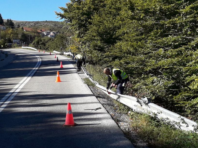 Διορθώνονται οι σπασμένες μπάρες στο δρόμο προς το Σέλι