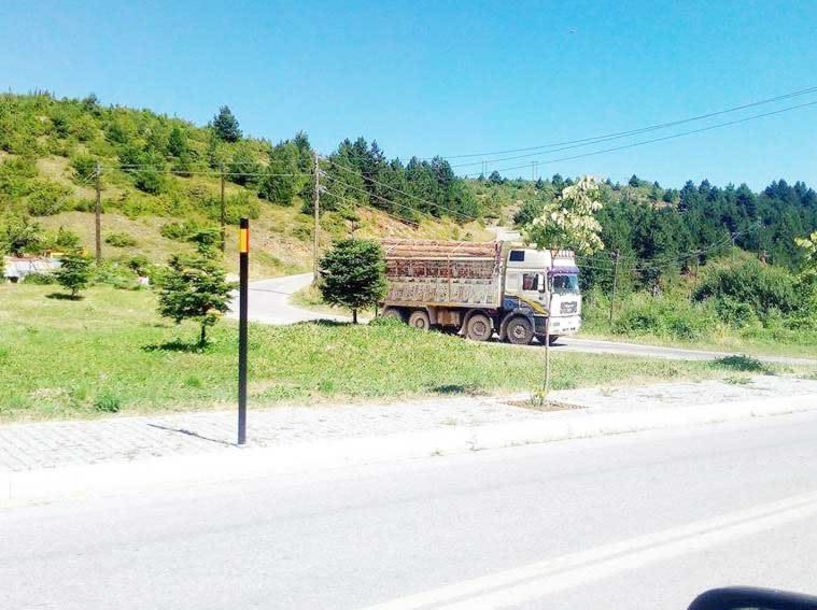 Γιατί μεγάλα φορτηγά διασχίζουν το κέντρο του Σελίου;