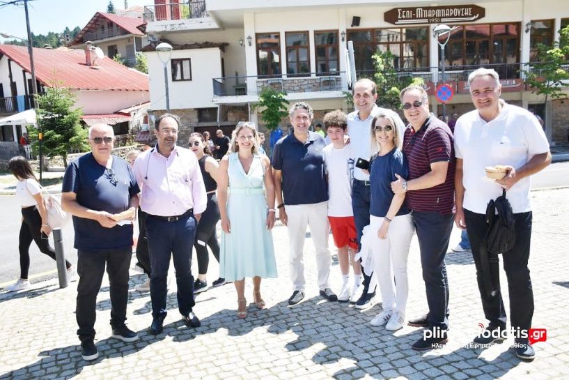 Χιλιάδες κομμάτια βλάχικης πίτας για τους εκατοντάδες επισκέπτες στη γιορτή του Σελίου