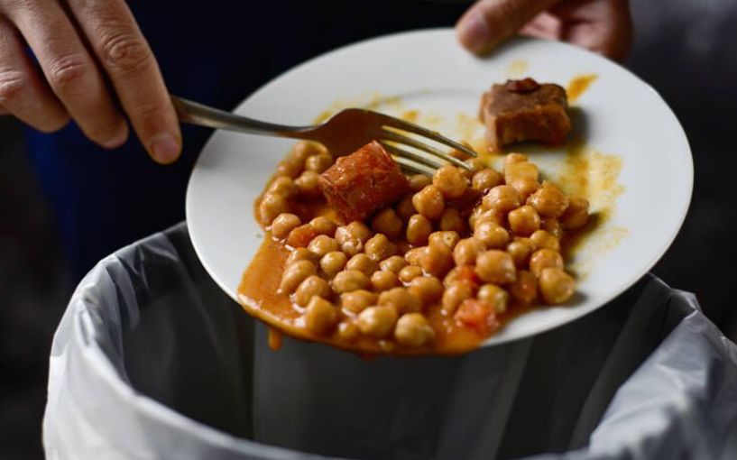 Πόσο φαγητό πετάνε οι Έλληνες – Ποιο τρόφιμο καταλήγει περισσότερο στον κάδο