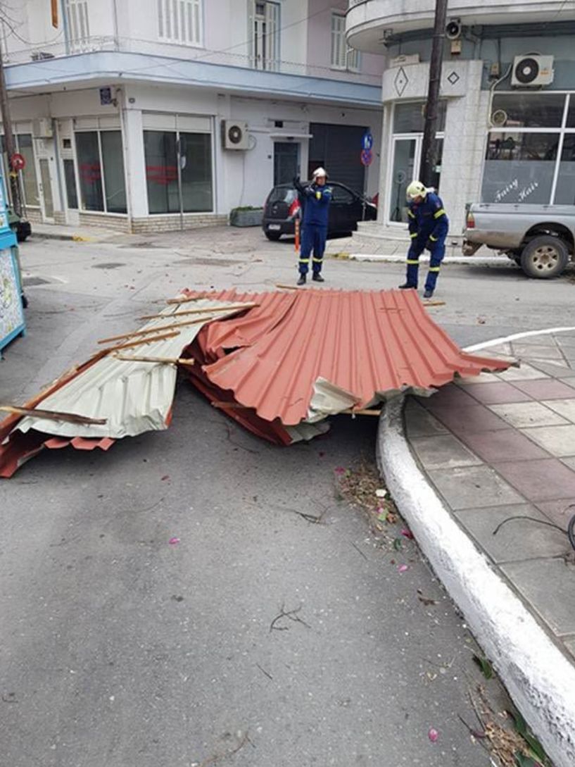 Σε πενήντα συμβάντα κλήθηκε η Πυροσβεστική λόγω του ισχυρού ανέμου