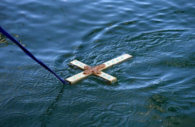 Ποιες ώρες και που θα γίνουν οι ρίψεις του Τίμιου Σταυρού και ο καθαγιασμός των υδάτων την Παρασκευή 6 Ιανουαρίου