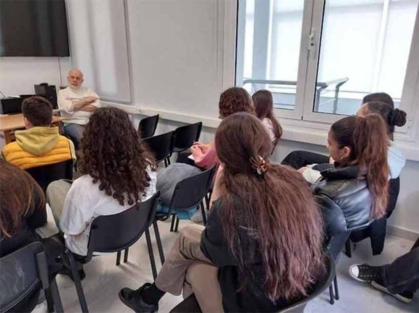 Συνάντηση μαθητών με τον ποιητή Δημήτρη Γ. Παπαστεργίου στη Δημοτική Βιβλιοθήκη Μακροχωρίου