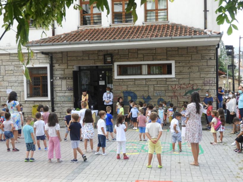 Σε συνθήκες covid η πρώτη μέρα και ο αγιασμός στα σχολεία