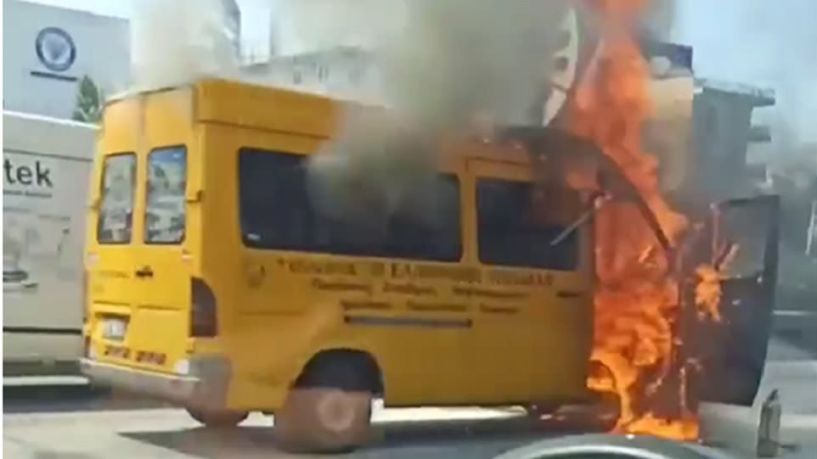 Στις φλόγες σχολικό λεωφορείο στην Εθνική Οδό Αθηνών-Λαμίας