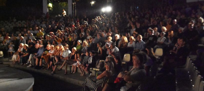 Έναρξη για το Naoussa Summer Festival 2025 με επιτυχημένες θεατρικές παραστάσεις   -  Συνεχίζεται με το έργο «Ταιριάζει το πένθος στην Ηλέκτρα» στο Αρχαίο Θέατρο Μίεζας