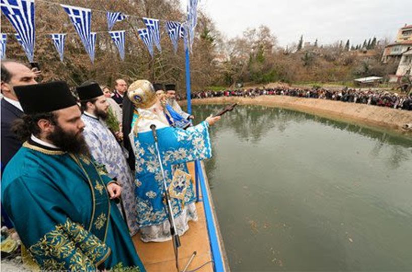 Η εορτή των Θεοφανείων στη Βέροια. Κατάδυση του Τιμίου Σταυρού στον Τριπόταμο