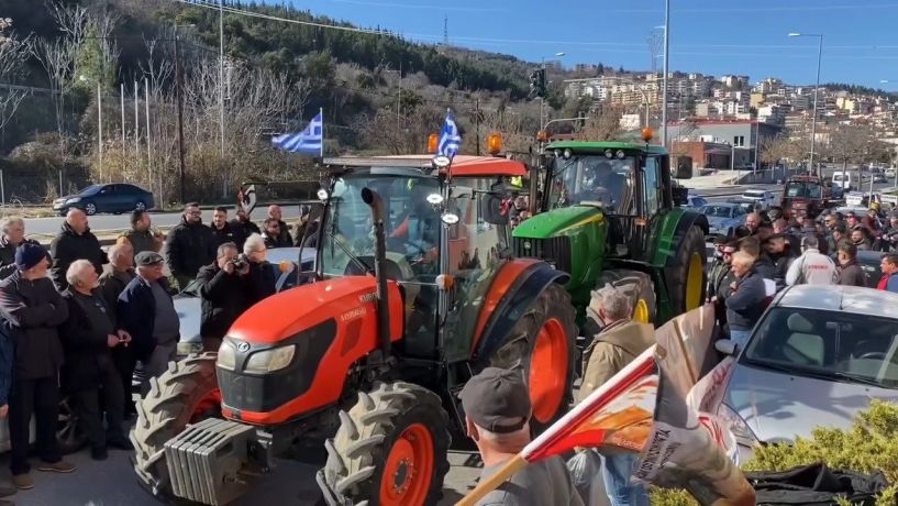 Χθες το πρωί, από αγρότες Ημαθίας και Πέλλας Πορεία με τρακτέρ στη Βέροια και συγκέντρωση στον ΕΛΓΑ, για νέα ΚΑΠ, καταβολή αποζημιώσεων και σειρά αιτημάτων που ψάχνουν λύσεις