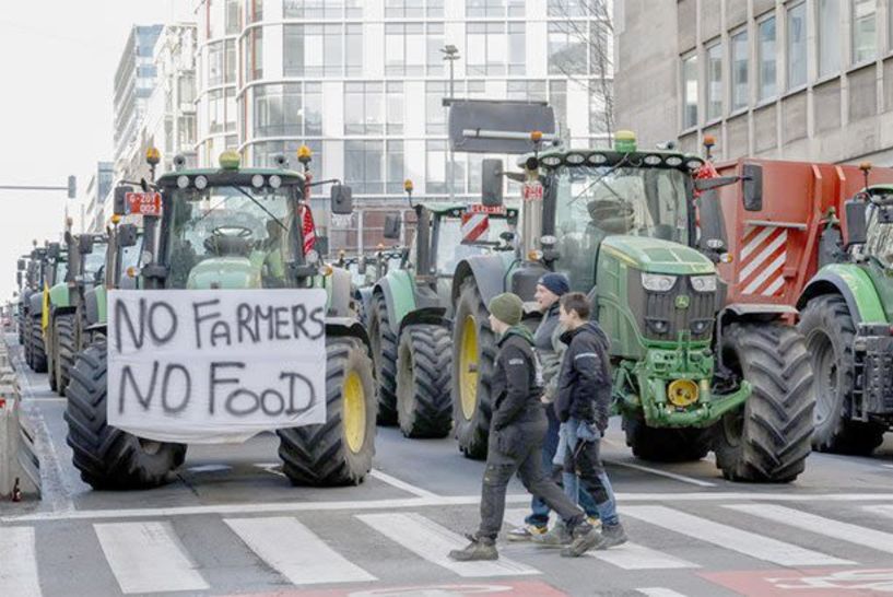Εκατοντάδες τρακτέρ παραλύουν από χθες την Βελγική πρωτεύουσα Στις Βρυξέλλες η μεγάλη συζήτηση για την ΚΑΠ και το μέλλον της αγροτικής παραγωγής -19 προτάσεις Αυγενάκη -Απεγνωσμένο μήνυμα στέλνουν και οι Έλληνες γεωργοί