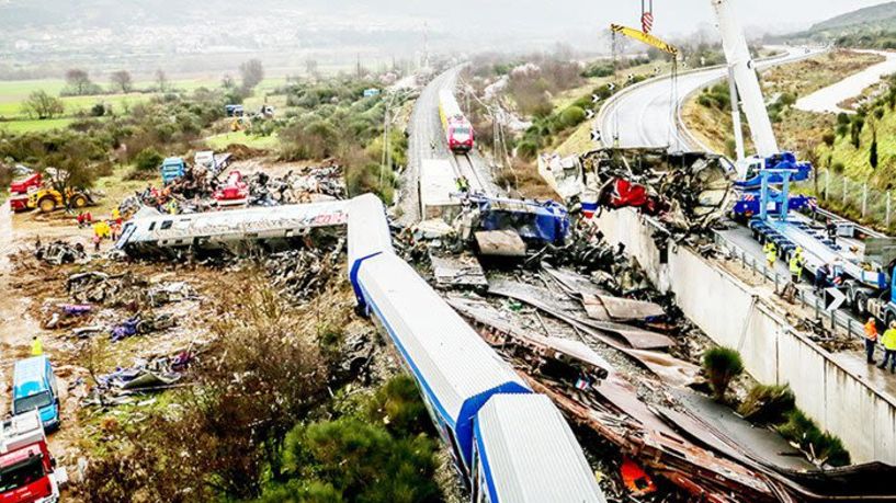 57 φορές θα χτυπήσουν πένθιμα σήμερα οι καμπάνες, για τα θύματα στα Τέμπη