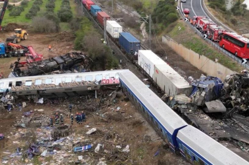 Τριήμερο εθνικό πένθος μετά την τραγωδία με 36 νεκρούς και 66 τραυματίες από τη σύγκρουση τρένων στα Τέμπη – 4 επιβάτες με ελαφριά τραύματα στο νοσοκομείο Βέροιας