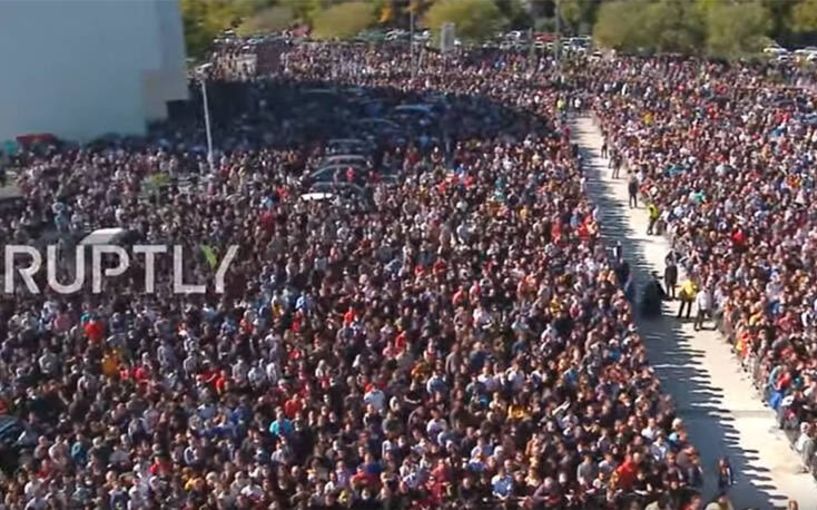 Απίστευτες εικόνες με λαϊκό προσκύνημα στο Μαυροβούνιο για τον μητροπολίτη που πέθανε από κορονοϊό (Εικόνες + Βίντεο)