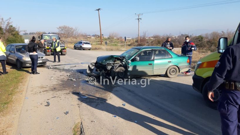 Ισχυρή σύγκρουση δύο αυτοκινήτων στον πίσω δρόμο Βέροια - Πατρίδα