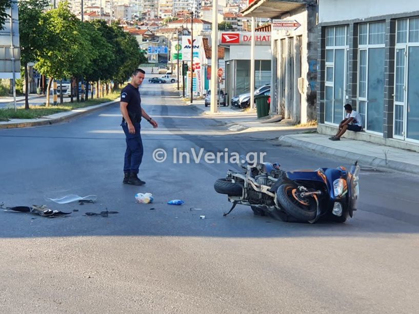 Βέροια: Τροχαίο ατύχημα ΙΧ - μηχανής στην Σταδίου - Στο νοσοκομείο ο αναβάτης της μηχανής