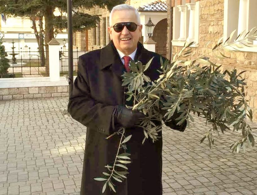 Τήρησε και φέτος το έθιμο  της πρωτοχρονιάτικης ελιάς,  ο Τάσος Βασιάδης