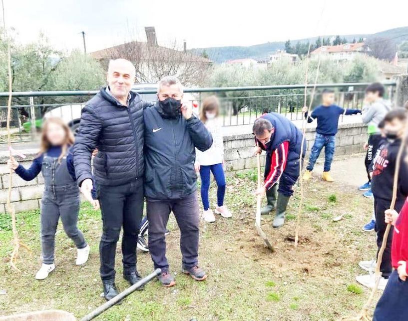 Μάθημα δενδροφύτευσης στην πράξη από τους μαθητές του δημοτικού σχολείου Πατρίδας