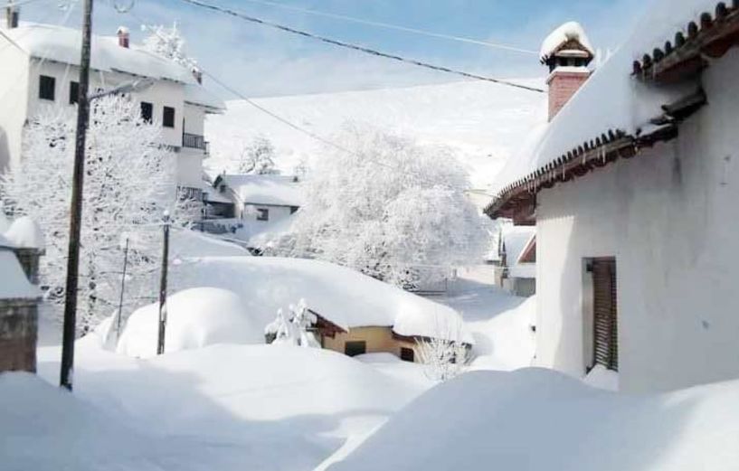 Ένα γόνα χιόνι και παγωνιά, στο Σέλι