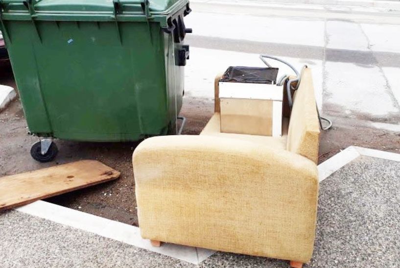 Και πάλι καναπέδες στα πεζοδρόμια  του κέντρου της Βέροιας;