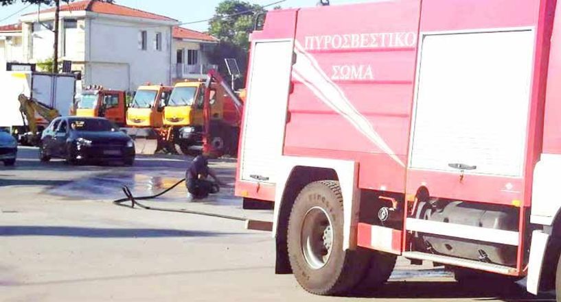 Πυροσβέστες καθάρισαν τα χώματα από τον δρόμο μετά τη βροχή, για την αποφυγή ατυχημάτων