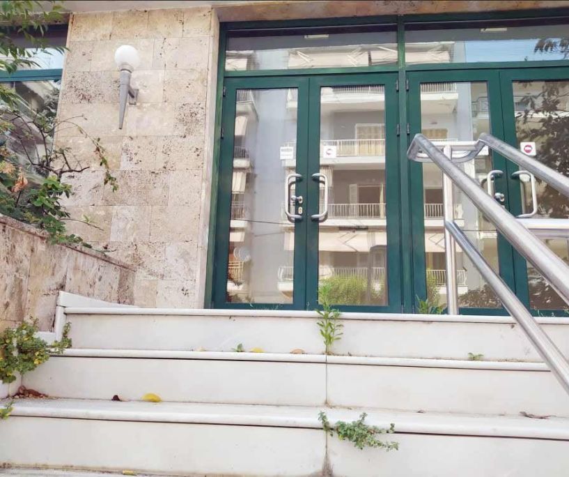 Μια φροντίδα την χρειάζεται η πλαϊνή είσοδος του Χώρου Τεχνών
