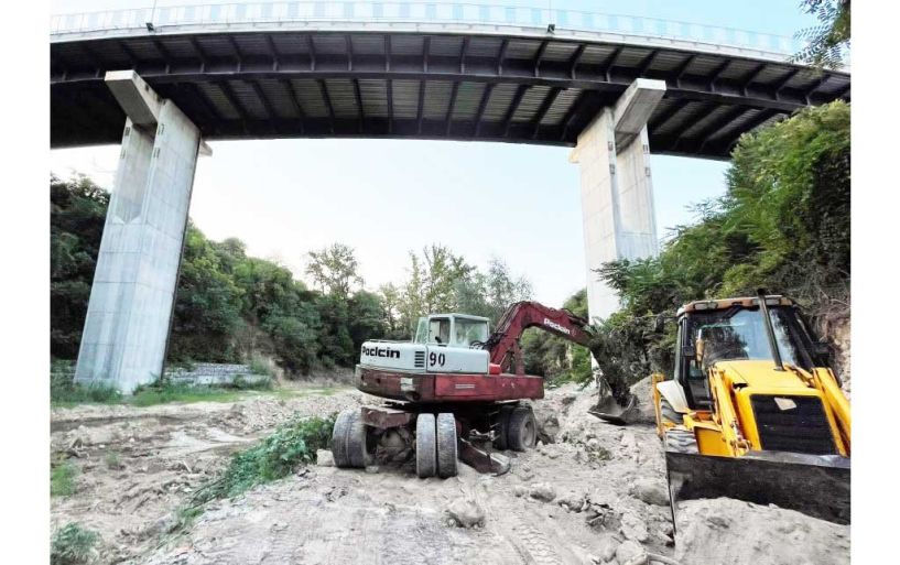 Εργασίες της ΔΕΥΑΒ στην κοίτη του Τριποτάμου, για την συντήρηση του κεντρικού αγωγού αποχέτευσης