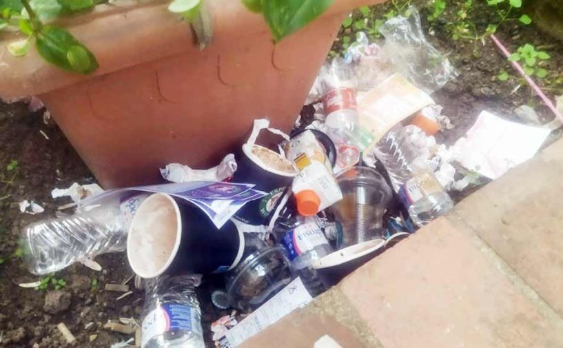 Το παρτέρι στον πεζόδρομο… που έγινε κάδος σκουπιδιών!!!