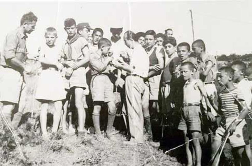 Εμβολιασμός προσκόπων στην Καστανιά, το 1946