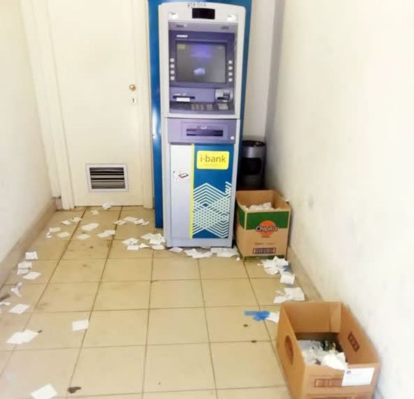 Εικόνα βρωμιάς στο ATM της Εθνικής στο Ρολόι