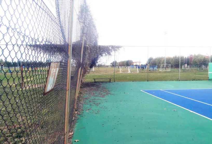 Παραμένει γερμένη η περίφραξη στα γήπεδα τένις της Ραχιάς