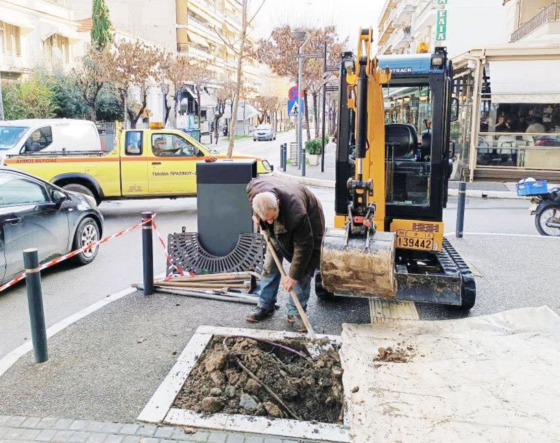 Γεμίζει «χριστουγεννιάτικα» δέντρα η Βέροια!!!