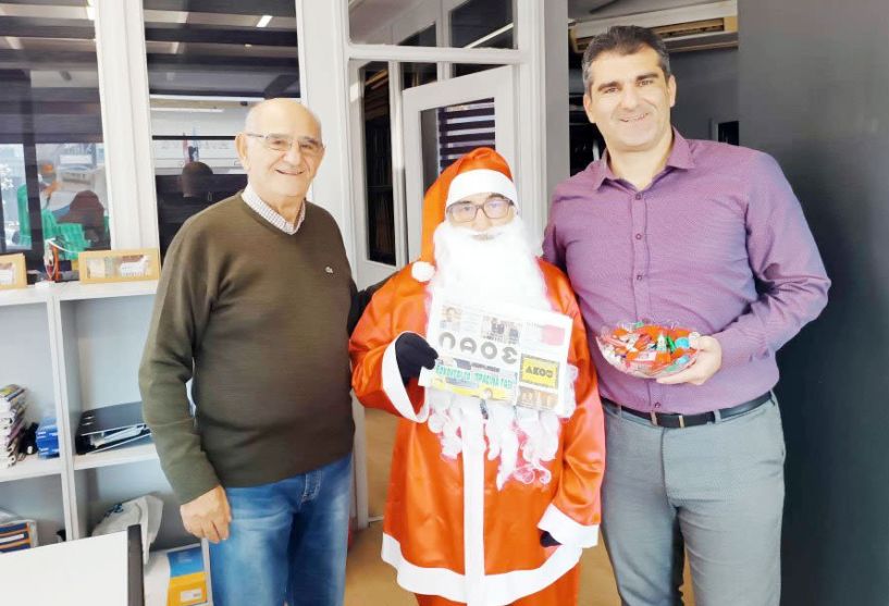 Ο Αϊ-Βασίλης του «ΛΑΟΥ» μοίρασε εφημερίδες και σοκολάτες στην Αγορά της Βέροιας!!!
