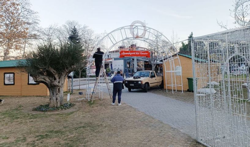 Μάζεψαν τα χριστουγεννιάτικα σπιτάκια στην Ελιά