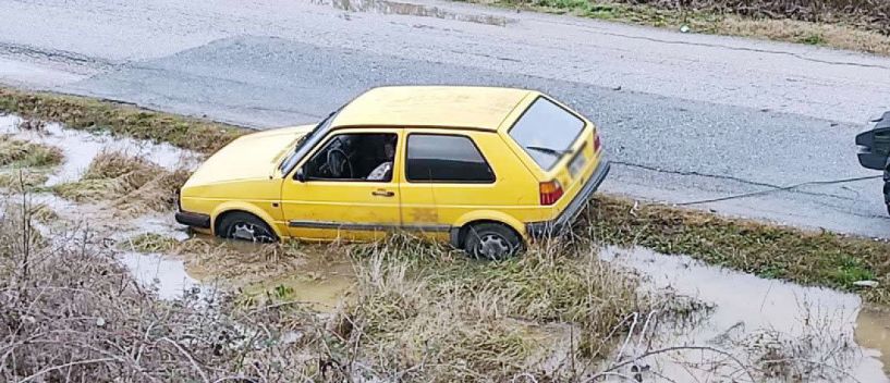 Εγκλωβίστηκαν οχήματα από πλημύρα στο δρόμο προς παλιά Λυκογιάννη, λόγω της βροχόπτωσης