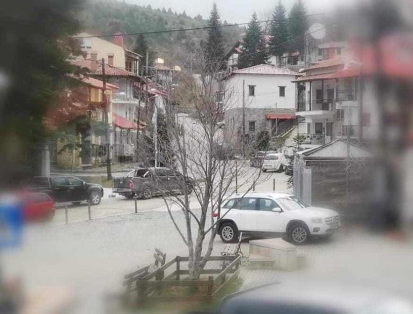 Η παράνομη στάθμευση στην πλατεία του Σελίου καλά κρατεί…