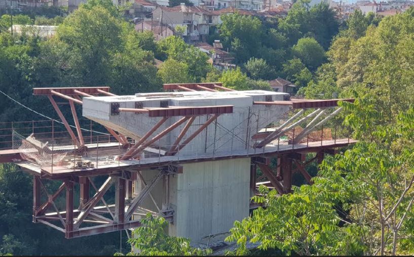 Έρχεται σταδιακά η «γέφυρα»   για να συναρμολογηθεί και   να τοποθετηθεί στη βάση της