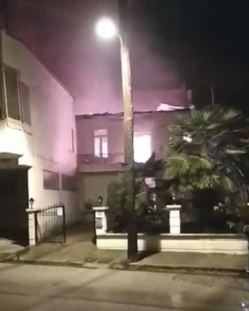 Ζημιές σε πέντε σπίτια από πυρκαγιά στη Νάουσα (βίντεο)