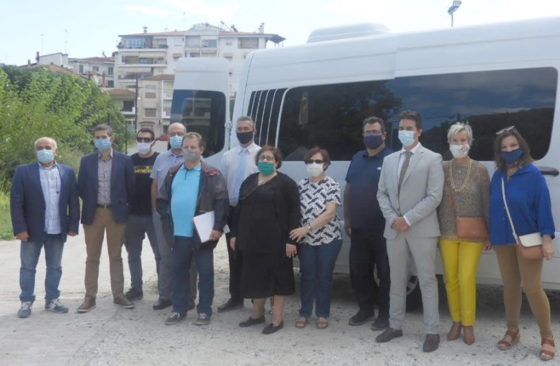 Ένα λεωφορείο σύγχρονων   προδιαγραφών για ΑμΕΑ, δωρεά του Ιδρύματος «Σταύρος Νιάρχος», παρέλαβε χθες το ΚΕΜΑΕΔ