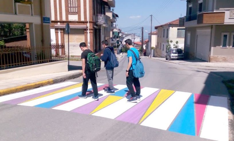 Έγχρωμη διάβαση   στο 5ο Δημοτικό   Σχολείο Νάουσας