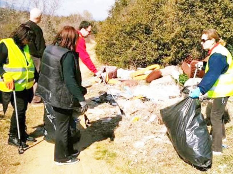 «Βουνό» τα σκουπίδια και τα πλαστικά