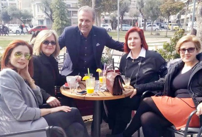 Ο Αλέξης Τσαχουρίδης με γυναίκες υπαλλήλους  του Ειρηνοδικείου στην Ελιά 