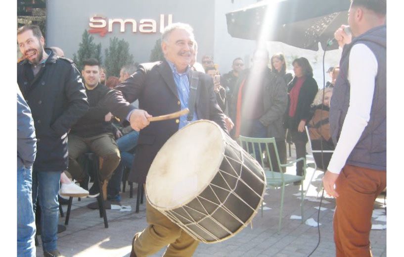 Έπιασε το νταούλι ο Θεόφιλος