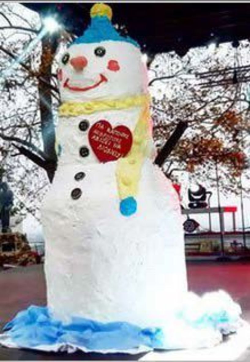 Ένας δίμετρος χιονάνθρωπος-τούρτα  και πάνω από 15.000 γλυκά από τον Σύλλογο Ζαχαροπλαστών, στη Γιορτή Σοκολάτας
