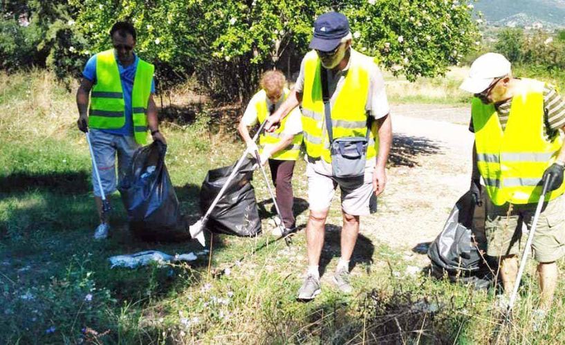 Όσο και να καθαρίζουν  δεν αργεί να γεμίσει ο τόπος σκουπίδια