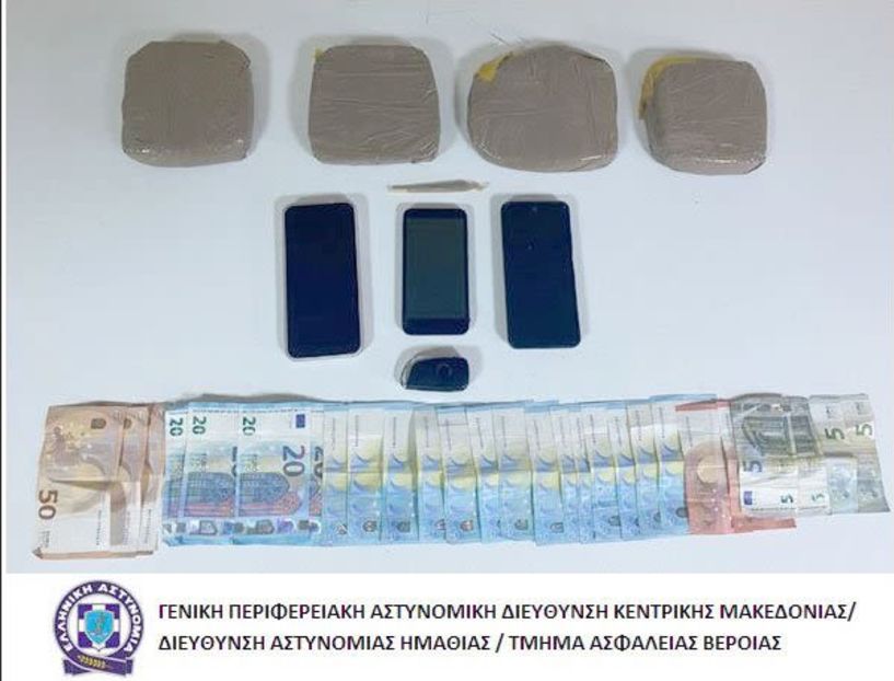 Από την Ομάδα Δίωξης Ναρκωτικών Βέροιας  Συλλήψεις σε περιοχή  της Θεσσαλονίκης για διακίνηση ναρκωτικών  -Εντοπίστηκαν μέσα σε ταξί  συσκευασίες με ηρωίνη συνολικού βάρους 1.980 γραμμαρίων