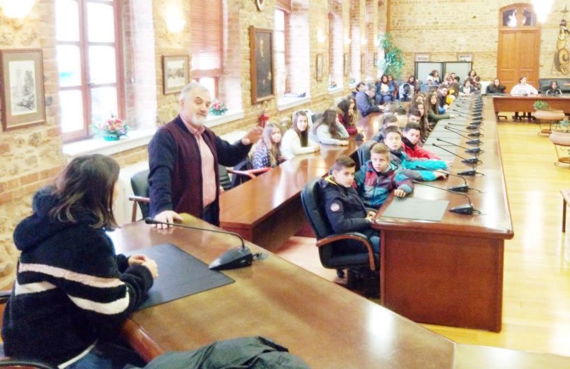 Ο αντιδήμαρχος Γ. Σοφιανίδης ξενάγησε το Γυμνάσιο Βεργίνας στο δημαρχείο