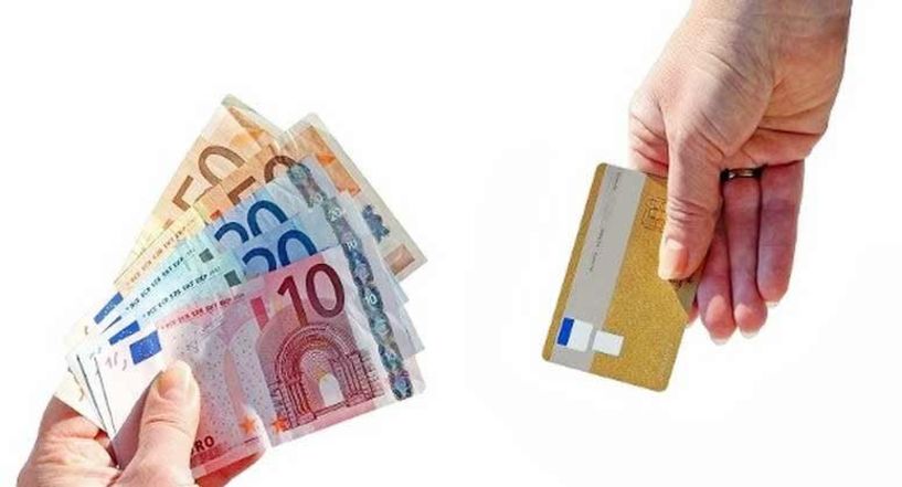 Στα 300 ευρώ από 500  το όριο για τις συναλλαγές  με μετρητά