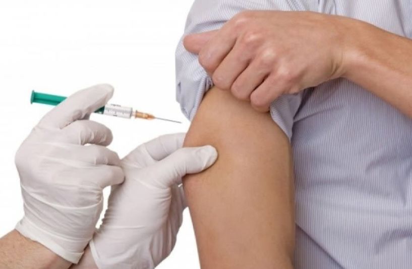 Υποχρεωτικός εμβολιασμός: Πότε, από ποιους θα αρχίσει και τι θα γίνει αν κάποιος αρνηθεί