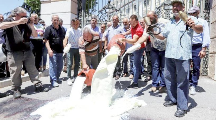 Πρωινό με γάλα, μπροστά στο Υπουργείο Μακεδονίας-Θράκης, «σέρβιραν» οι αγανακτισμένοι κτηνοτρόφοι