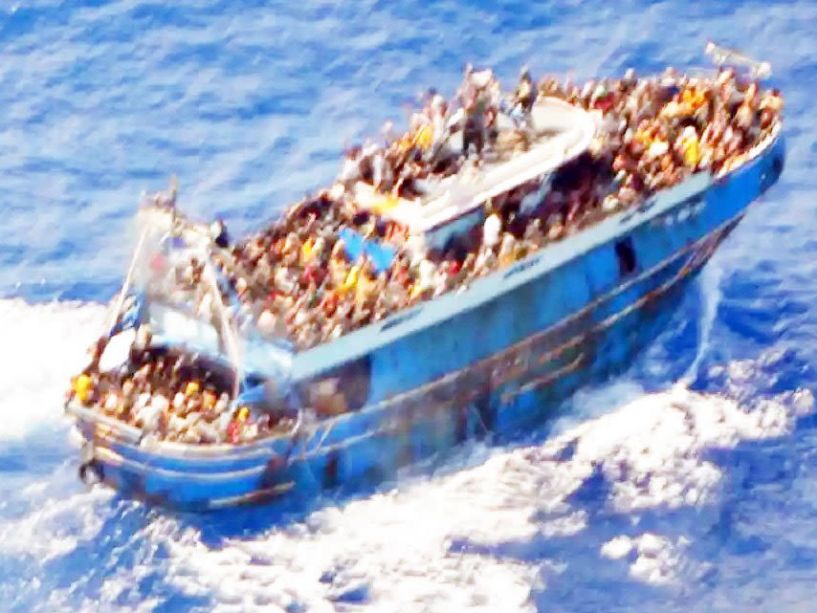 Σε εξέλιξη οι έρευνες για τον εντοπισμό επιζώντων από το πολύνεκρο ναυάγιο, ανοιχτά της Πύλου - Οι Αρχές αναζητούν τους διακινητές, ανάμεσα στους διασωθέντες