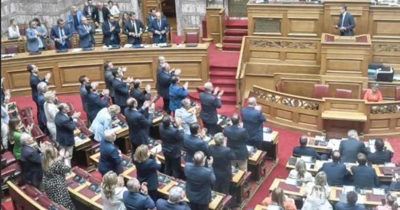 Με τις ψήφους των βουλευτών της ΝΔ… Ψηφίστηκε το νομοσχέδιο του υπουργείου Οικονομικών για την ενίσχυση του εισοδήματος και την στήριξη της οικογένειας